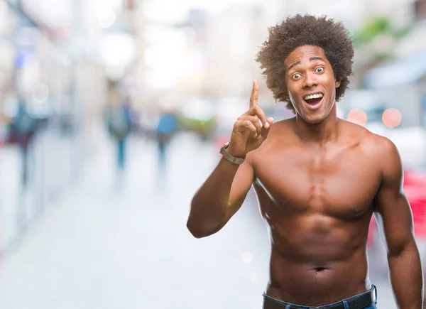 Afro American Shirtless Człowiek Pokazuje Nagie Ciało Nad Palcem Wskazującym — Zdjęcie stockowe