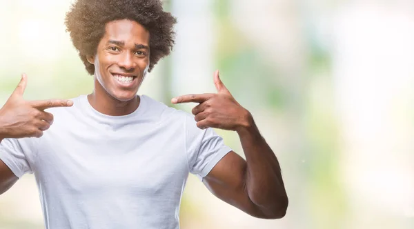 Uomo Afro Americano Sfondo Isolato Sorridente Fiducioso Mostrando Indicando Con — Foto Stock