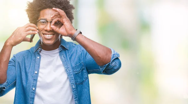 Afro Amerikansk Man Prata Telefon Över Isolerade Bakgrund Med Glada — Stockfoto