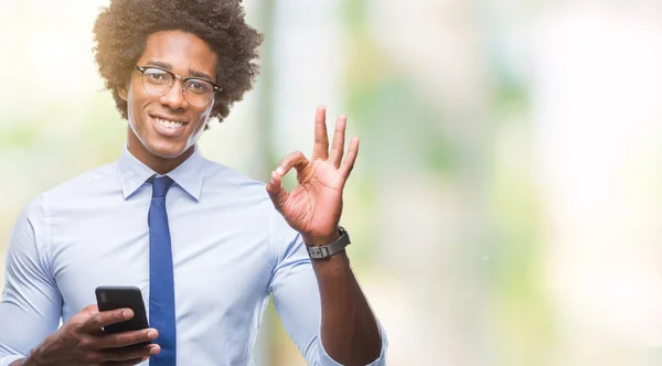 Hombre Negocios Afroamericano Mensajes Texto Usando Teléfono Inteligente Sobre Fondo — Foto de Stock