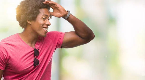 Uomo Afro Americano Sfondo Isolato Molto Felice Sorridente Guardando Lontano — Foto Stock