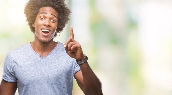 Афро Американец Изолированном Фоне Указывает Пальцем Успешную Идею Взволнован Счастлив — стоковое фото