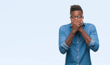 Afrikalı-Amerikalı genç izole arka plan ağız hata için elleriyle kapsayan şok içinde. Gizli kavramı.