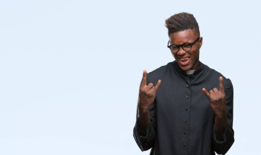 Genç Afro-Amerikan rahip adam deli ifade rock simge elle yapıyor ile bağırarak izole arka plan üzerinde. Müzik yıldızı. Ağır kavramı.