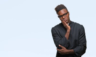 İzole arka plan düşünme seyir üzerinde genç Afro-Amerikan rahip adam yorgun ve sıkılmış çapraz silah depresyon sorunları ile.