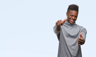 El ile pozitif jest yapıyor onaylama izole arka plan üzerinde genç Afro-Amerikan adam başparmak gülümseyen ve başarı için mutlu. Kamera, kazanan jest arıyorsunuz.