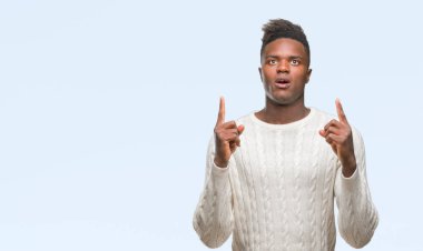 Genç Afro-Amerikan adam izole arka plan üzerinden hayran ve yukarıya bakıp parmakları ile işaret şaşırttı ve silah kaldırdı.