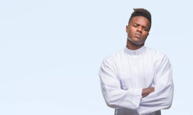 Geleneksel djellaba izole arka plan şüpheci ve sinir, onaylamayan ifade yüz çapraz kolları üzerinde giyen genç Arapça Afrika adam. Negatif kişi.