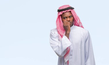 Genç Arap Afrika adam stresli ve gergin ile izole arka plan üzerinde geleneksel keffiyeh giyen tırnak ısırma dudaklarından eller. Anksiyete sorunu.