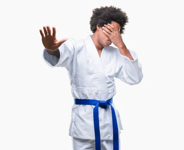 Afro Amerikan Man Bär Karate Kimono Över Isolerade Bakgrund Som — Stockfoto