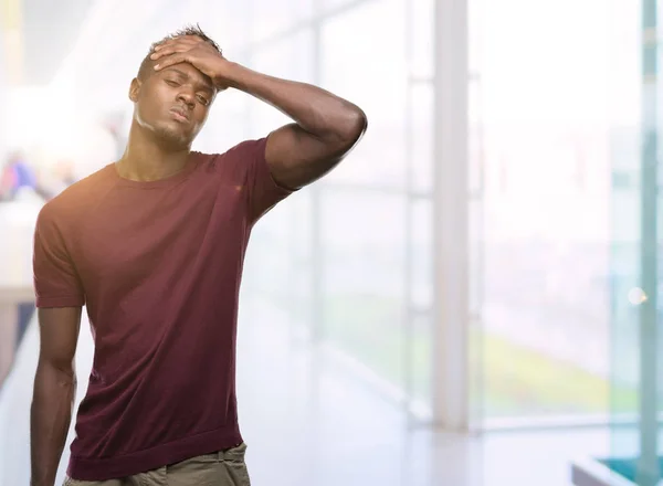 Jovem Afro Americano Estressado Com Mão Cabeça Chocado Com Vergonha — Fotografia de Stock