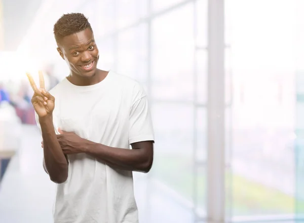 Unga Afroamerikanska Man Klädd Vit Shirt Leende Med Glada Ansikte — Stockfoto