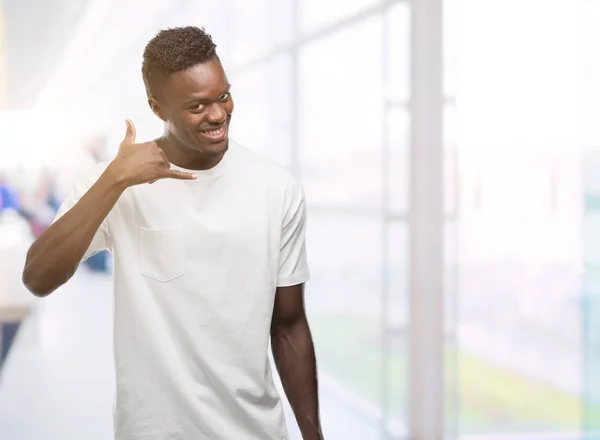 Unga Afroamerikanska Man Klädd Vit Shirt Leende Gör Telefonen Gest — Stockfoto