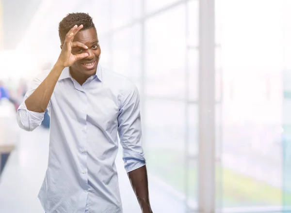 Unga Afroamerikanska Mannen Klädd Tröja Med Glada Ansikte Leende Gör — Stockfoto