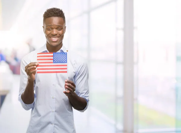 Joven Hombre Afroamericano Sosteniendo Bandera Con Una Cara Feliz Pie —  Fotos de Stock