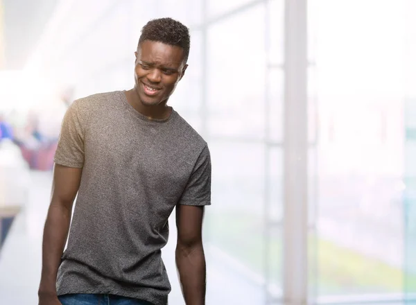 Unga Afroamerikanska Man Klädd Grå Shirt Tittar Bort Till Sida — Stockfoto