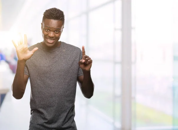 Joven Hombre Afroamericano Con Camiseta Gris Mostrando Señalando Con Los —  Fotos de Stock