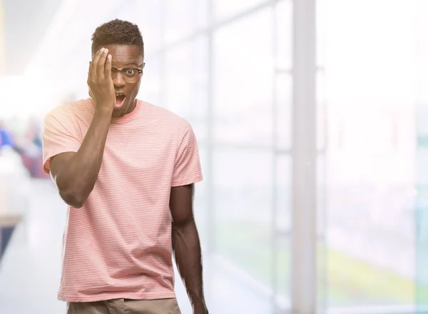 Giovane Uomo Afroamericano Indossa Una Shirt Rosa Che Copre Occhio — Foto Stock