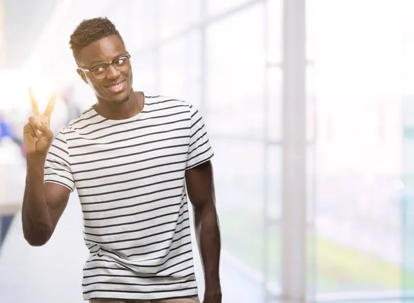 Joven Hombre Afroamericano Con Gafas Camiseta Azul Marino Sonriendo Con —  Fotos de Stock