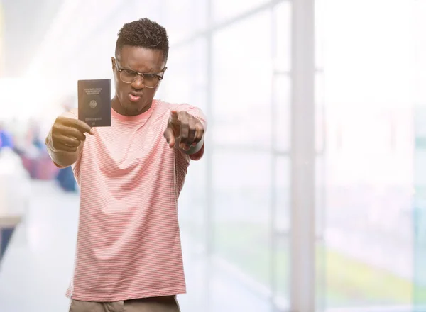 Молодий Афроамериканець Людиною Холдингу Німецький Паспорт Вказуючи Пальцем Камеру Руки — стокове фото