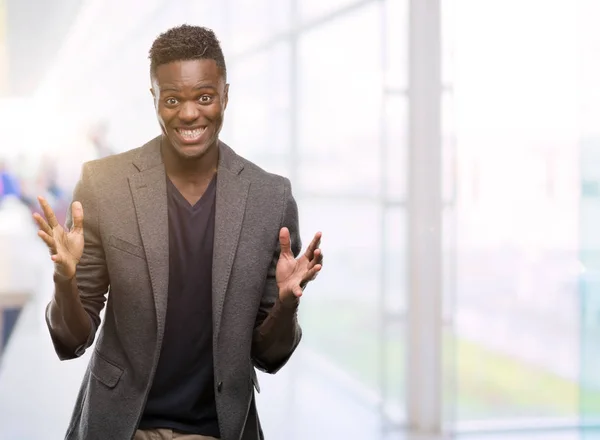 Unga Afroamerikanska Man Klädd Jacka Mycket Glad Och Upphetsad Vinnare — Stockfoto