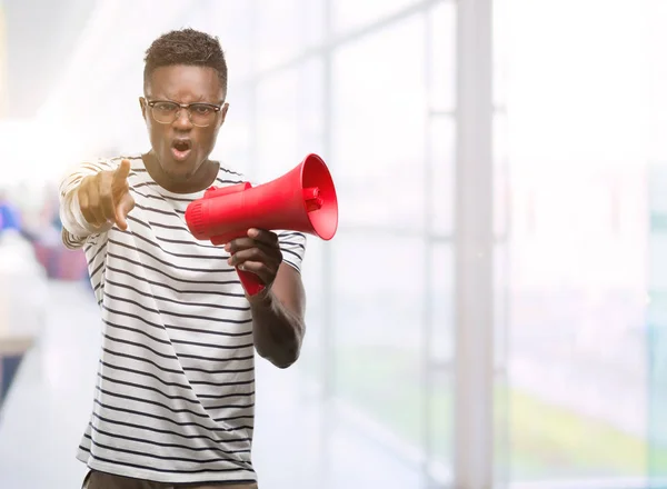 Молодий Афроамериканець Людиною Проведення Мегафон Вказуючи Пальцем Камеру Рука Підписати — стокове фото