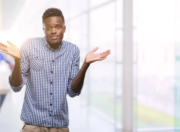 Giovane Uomo Afroamericano Che Indossa Camicia Blu Espressione Indiscussa Confusa — Foto Stock