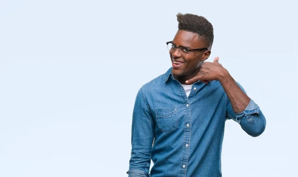 Joven Afroamericano Sobre Fondo Aislado Sonriendo Haciendo Gesto Telefónico Con — Foto de Stock