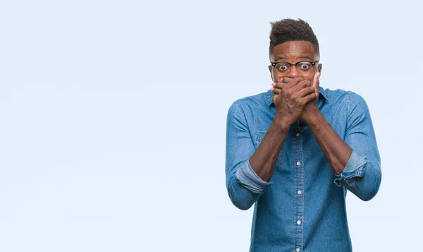 Joven Afroamericano Sobre Fondo Aislado Sorprendió Cubriendo Boca Con Las — Foto de Stock