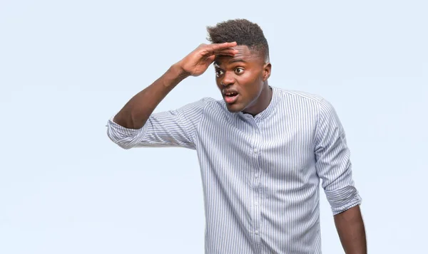 Joven Hombre Afroamericano Sobre Fondo Aislado Muy Feliz Sonriente Mirando —  Fotos de Stock