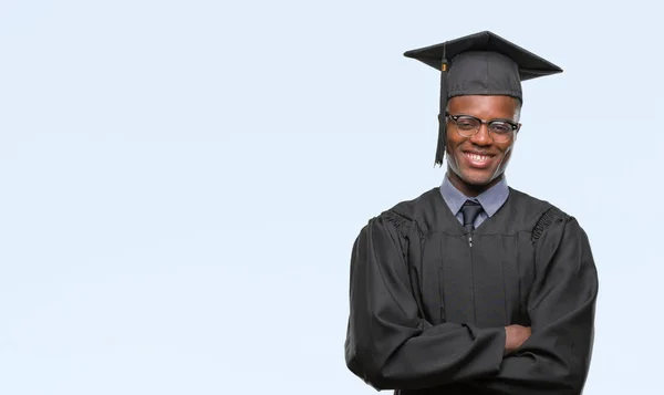 Giovane Laureato Afroamericano Sfondo Isolato Volto Felice Sorridente Con Braccia — Foto Stock