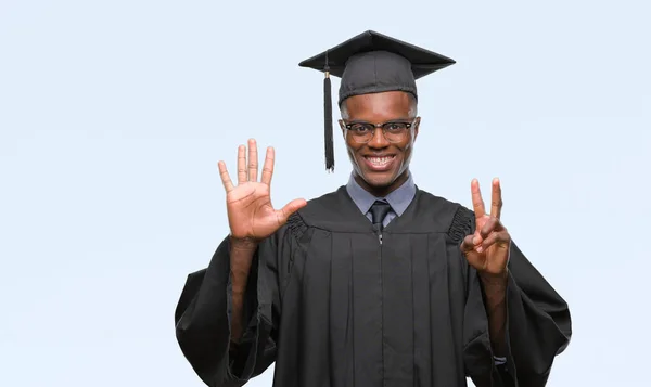 Jeune Diplômé Afro Américain Sur Fond Isolé Montrant Pointant Vers — Photo