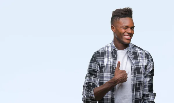 Junger Afrikanisch Amerikanischer Mann Mit Isoliertem Hintergrund Macht Glückliche Daumen — Stockfoto