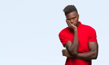 İzole arka plan düşünme seyir üzerinde genç Afro-Amerikan adam yorgun ve sıkılmış çapraz silah depresyon sorunları ile.