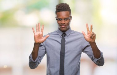 Genç Afro-Amerikalı iş adamı gösterilen ve parmakları ile işaret izole arka plan üzerinde kendinden emin ve mutlu gülümseyerek süre sekiz numara.