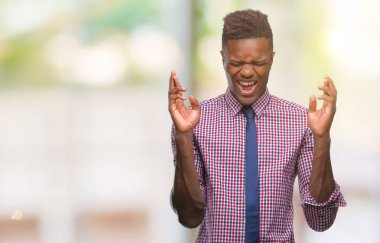 Genç Afro-Amerikalı iş adamı deli ve silah ile başarı için deli kutluyor izole arka plan üzerinde kaldırdı ve heyecanlı çığlık gözler kapalı. Kazanan kavramı