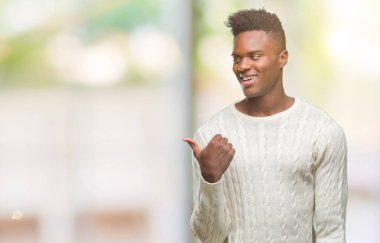 Genç Afro-Amerikan adam arıyor ve başparmak yanında yukarıyı mutlu yüz ile gülümseyen izole arka plan üzerinde.