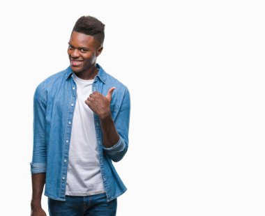 Genç Afro-Amerikan adam arıyor ve başparmak yanında yukarıyı mutlu yüz ile gülümseyen izole arka plan üzerinde.