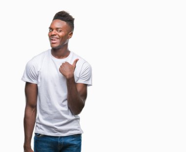 Genç Afro-Amerikan adam arıyor ve başparmak yanında yukarıyı mutlu yüz ile gülümseyen izole arka plan üzerinde.