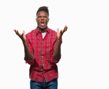 Genç Afro-Amerikan adam izole arka plan çılgın ve kızgın bağırarak ve agresif ifade ve silah kaldırdı bağırıyor. Hayal kırıklığı kavramı.