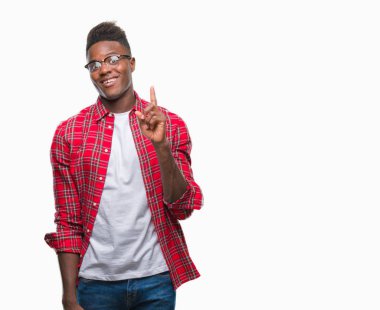 Afrikalı-Amerikalı genç başarılı fikirle parmağı yukarıyı izole arka plan üzerinde. Çıktıktan ve mutlu. Bir numara.