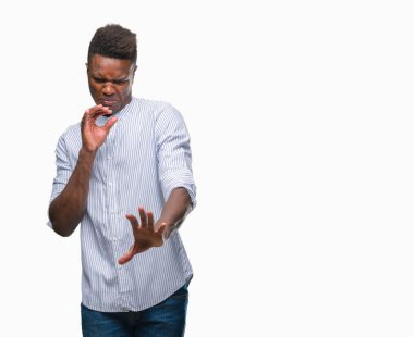 İzole arka plan üzerinde genç Afro-Amerikan adam tiksinti ifadesi, memnun ve korkulu tiksinti yüz yapıyorsun çünkü nefret tepki. Elleriyle kaldırdı. Sinir bozucu kavramı.
