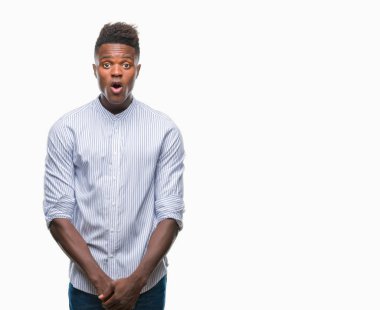 Genç Afro-Amerikan adam korkuyor ve şok sürpriz ifade ile izole arka plan üzerinde korku ve yüz heyecanlı.