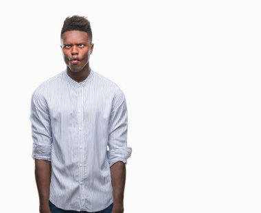 Afrikalı-Amerikalı genç izole arka plan yapma balık yüzüne dudaklı, çılgın ve komik bir jest. Komik ifade.