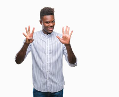 Genç Afro-Amerikan adam gösterilen ve parmakları ile işaret izole arka plan üzerinde numara 9 kendinden emin ve mutlu gülümseyerek süre.