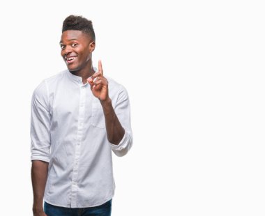 Afrikalı-Amerikalı genç başarılı fikirle parmağı yukarıyı izole arka plan üzerinde. Çıktıktan ve mutlu. Bir numara.