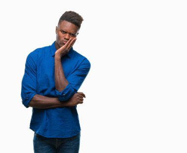 İzole arka plan düşünme seyir üzerinde genç Afro-Amerikan adam yorgun ve sıkılmış çapraz silah depresyon sorunları ile.