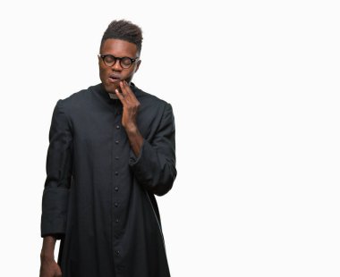 Diş ağrısı veya dişlerde dişlerle ilgili hastalık nedeniyle ağız acı ifadesi ile el ile dokunmak izole arka plan genç Afro-Amerikan rahip adam. Diş hekimi kavramı.