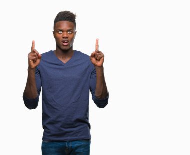 Genç Afro-Amerikan adam izole arka plan üzerinden hayran ve yukarıya bakıp parmakları ile işaret şaşırttı ve silah kaldırdı.