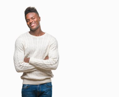 İzole arka plan mutlu yüz çapraz silah kameraya bakarak ile gülümseyen genç Afro-Amerikan adam. Olumlu bir kişi.